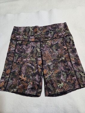 Constantly Varied Gear Women’s Camouflage Print Active Shorts  Green/Brown. Sz L
